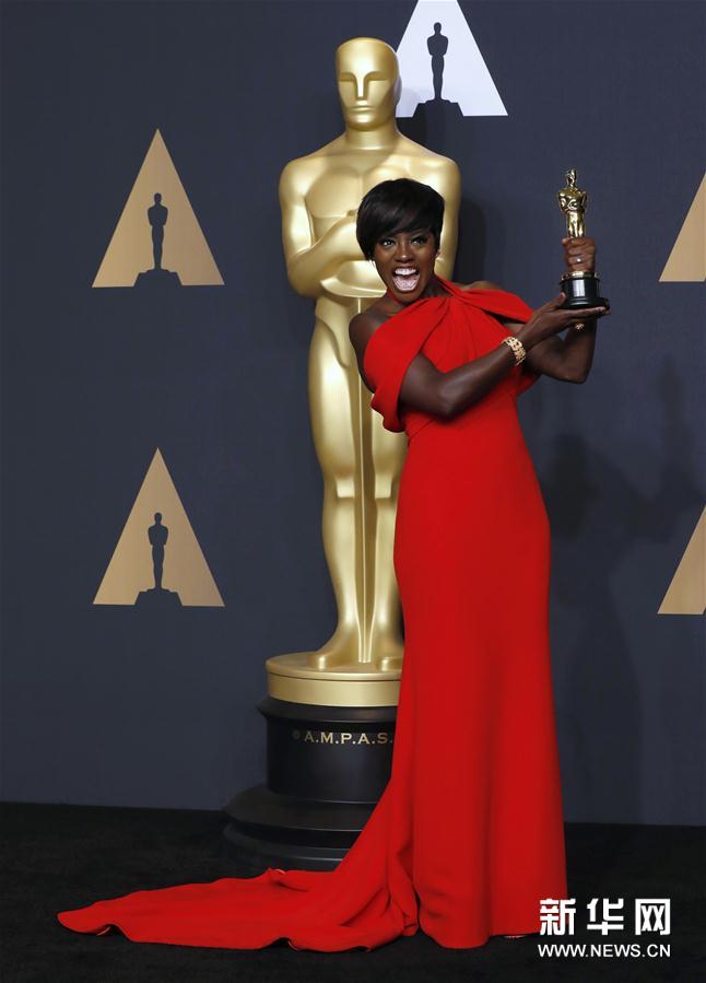 組圖:第89屆奧斯卡頒獎(jiǎng)禮 獲獎(jiǎng)眾星手捧小金人
