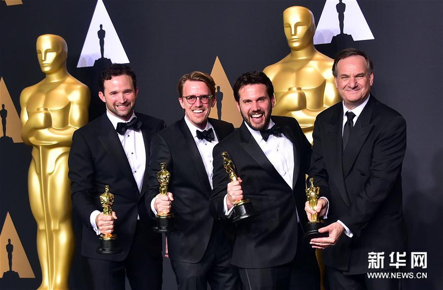 組圖:第89屆奧斯卡頒獎(jiǎng)禮 獲獎(jiǎng)眾星手捧小金人