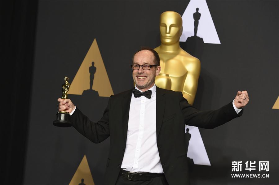 組圖:第89屆奧斯卡頒獎(jiǎng)禮 獲獎(jiǎng)眾星手捧小金人
