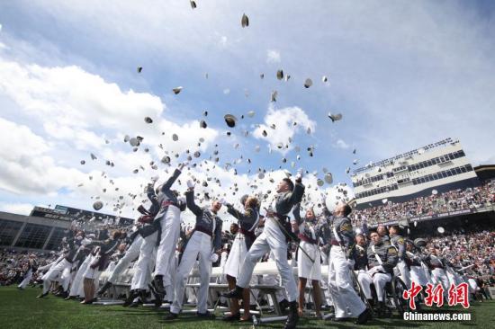 玩轉(zhuǎn)各國高校畢業(yè)典禮:日本Cosplay 耶魯帽子盛會 玩轉(zhuǎn)各國高校畢業(yè)典禮:日本Cosplay 耶魯帽子盛會