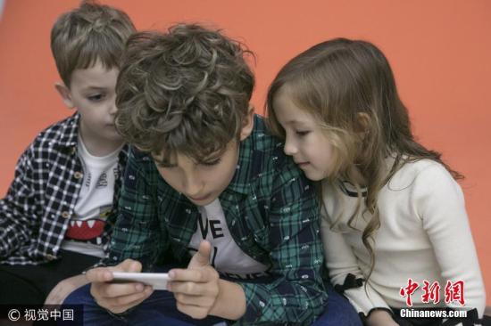 外報：一天滑手機80次 孩子網(wǎng)癮過高怎么辦？