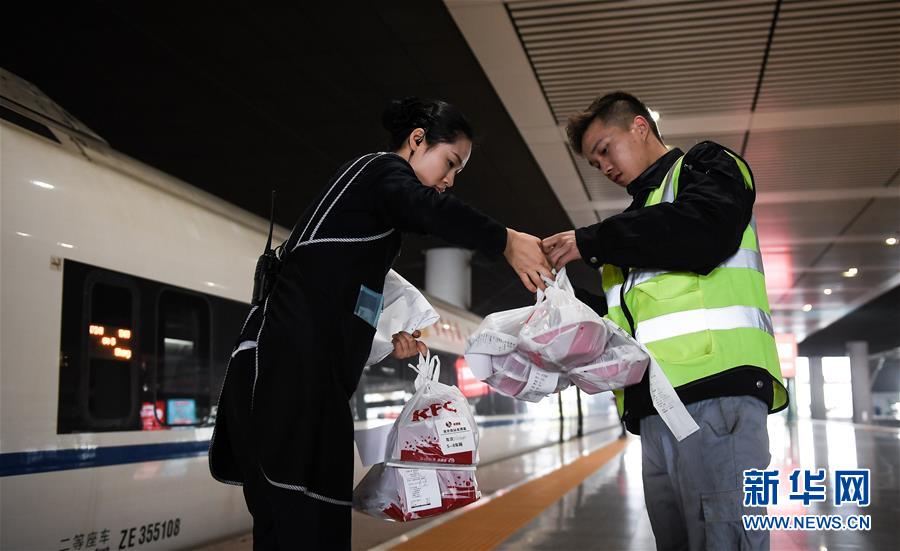 （關(guān)注春運(yùn)·圖片故事）（8） 奔跑吧！高鐵送餐小哥