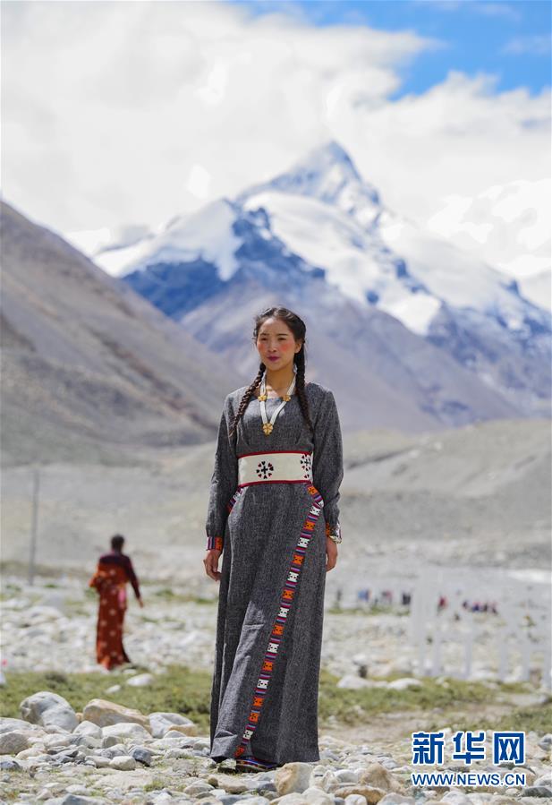 （文化）（3）“格?；ㄩ_”西藏民族服飾秀亮相珠峰大本營