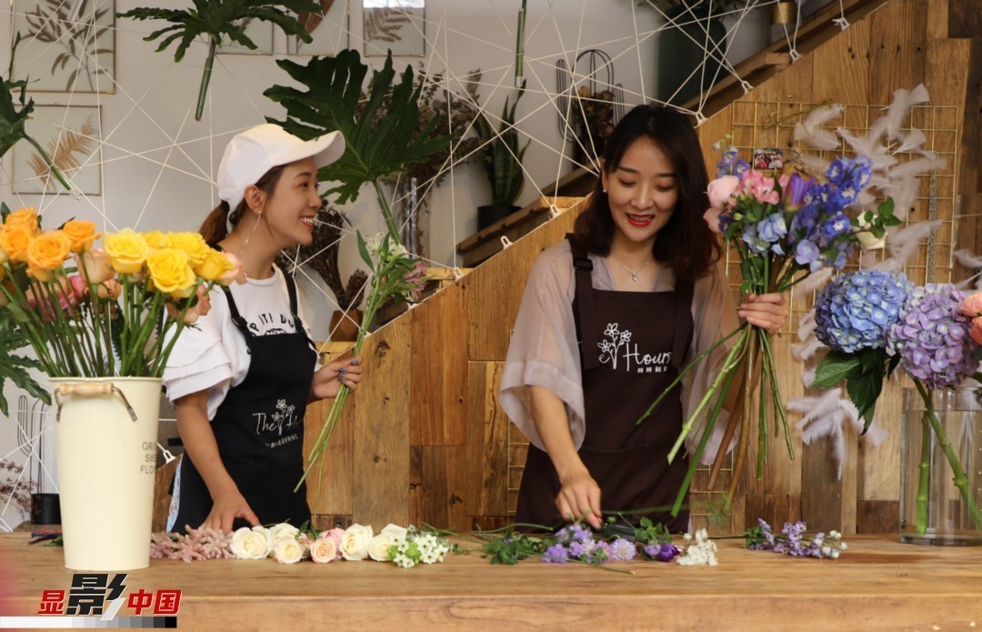 “昆明是鮮花的原產(chǎn)地，有亞洲最大的鮮切花交易市場，可以說具備開花店的天時地利；另外和很多女孩一樣，我從小也就有開花店的夢想！”說起當(dāng)初的決定，王黎媛說一是因為夢想，另外也跟昆明這個城市產(chǎn)花、賣花的“基因”有關(guān)。圖為王黎媛和同事在制作花束。新華網(wǎng) 周亞平/攝 念新洪/文