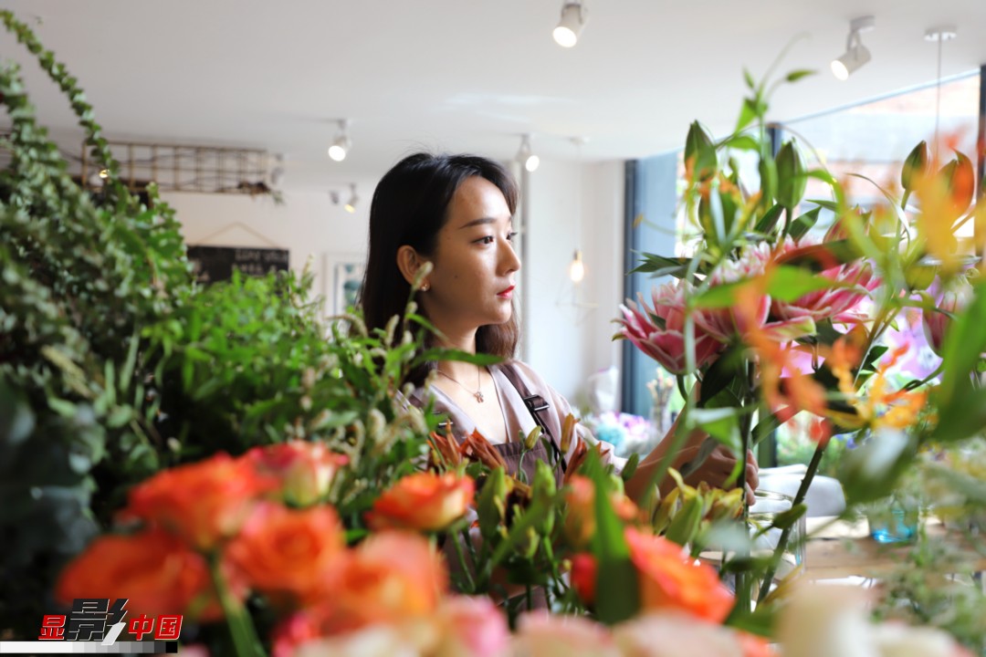 每天和花打交道是一個幸福的職業(yè)，但同時也充滿壓力和挑戰(zhàn)，“花在呈現(xiàn)給客人的那一瞬間是美好的，但前面的每一個步驟都是很辛苦的。”王黎媛說，花藝是最原始的手工藝產(chǎn)品，沒有辦法機(jī)械化、流程化和規(guī)?；?，必須要用雙手一點點地賦予其生命和美感。圖為王黎媛在挑選制作花束的鮮花。新華網(wǎng) 周亞平/攝 念新洪/文